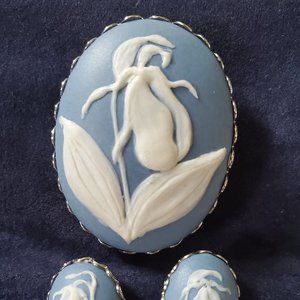 Vintage 1970's Wedgwood Jasper Style Floral Brooch & Screw-Back Earrings Set